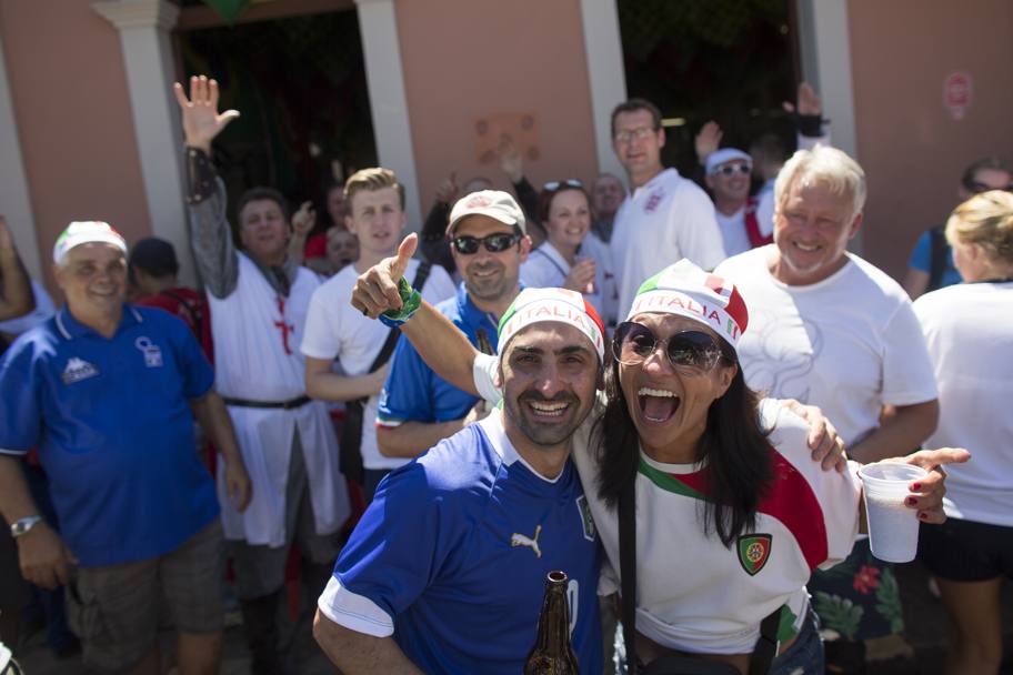 Tifosi italiani e inglesi insieme: ma la donna con gli occhiali ha la maglia portoghese... Getty Images